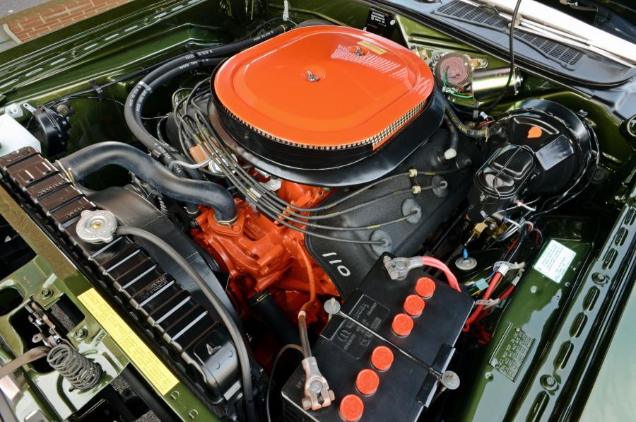 Моторный отсек Dodge Challenger R/T 426 Hemi (JS23) 1970 года  (фото 7 из 42)